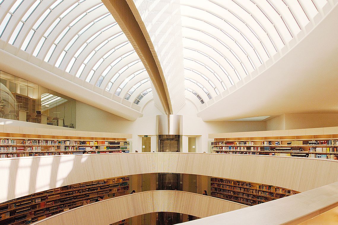 Meine_Stiftung_gruenden_Dachstiftung Helle Dachkonstruktion der Calatrava-Bibliothek der rechtswissenschaftlichen Fakultät an der UZH.
