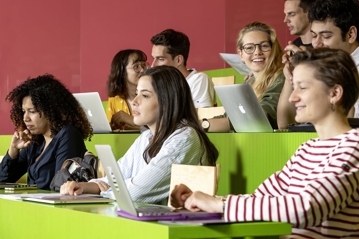 Stipendienfonds_22 Mehrere Studierende sitzen im Hörsaal der Universität Zürich und verfolgen eine Veranstaltung.