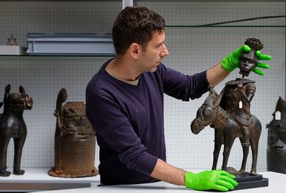 Gehört der Kopf zum Reiter? Bruchstücke des Kulturerbes des Königtums Benin liegen in über 130 Museen in der ganzen Welt verstreut. Die Ausstellung ‘Benin verpflichtet’ am Völkerkundemuseum UZH (2024/2025) beschäftigt sich mit dem Umgang von geraubtem Kulturerbe in der eigenen Sammlung. Foto: Kathrin Leuenberger, 2024