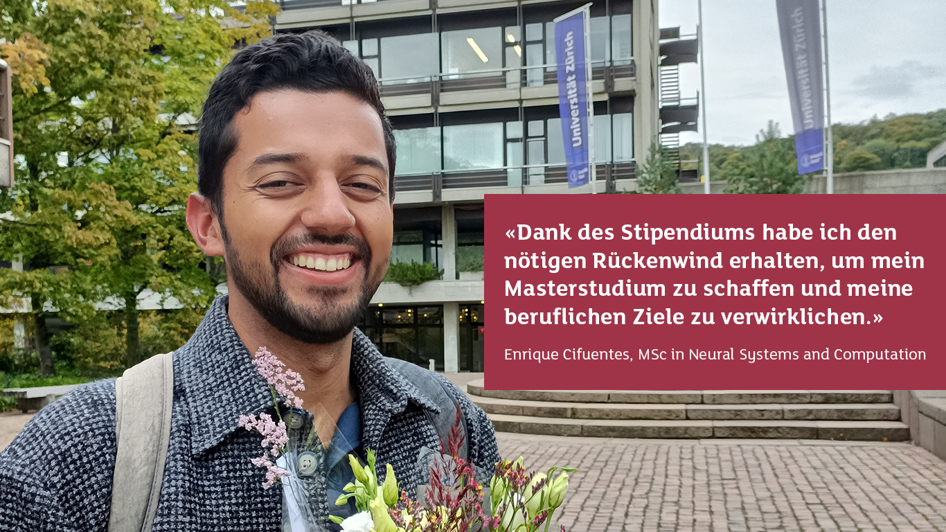 Ein junger Mann, der auf dem universitärem Campus Blumen in der Hand trägt und strahlend in die Kamera blickt.